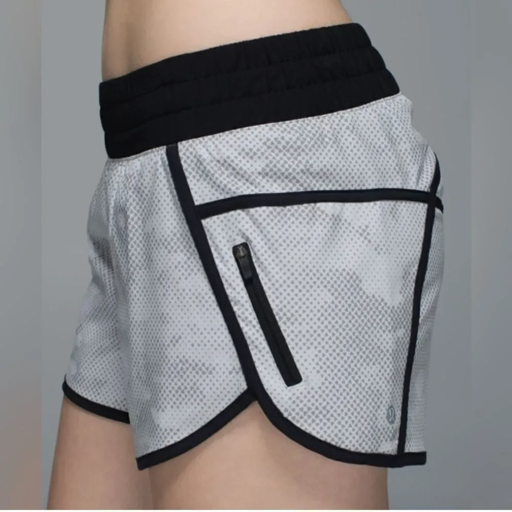Lululemon Womens Tracker Short III 4 Way Stretch Running Workout Size 8